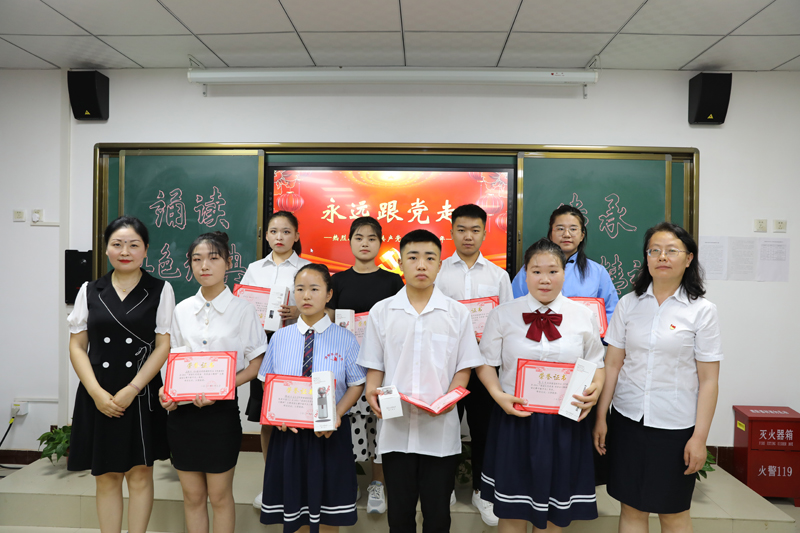 19、現(xiàn)代服務(wù)系領(lǐng)導(dǎo)與三等獎獲獎學(xué)生合影留念.JPG 19、現(xiàn)代服務(wù)系領(lǐng)導(dǎo)與三等獎獲獎學(xué)生合影留念.JPG